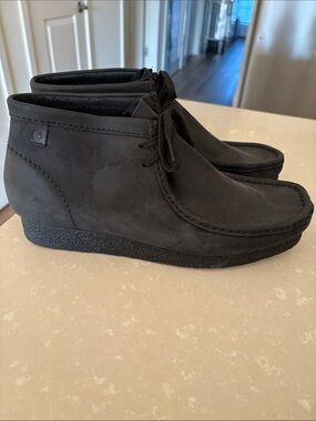 Clarks Men’s Black Nubuck Chukka Wallabee Boot